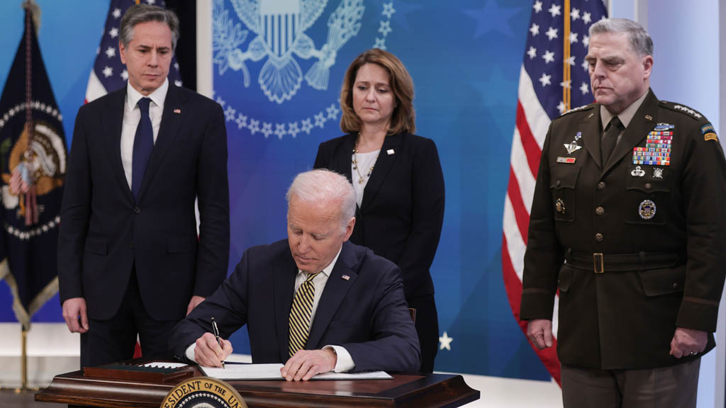 Президент США Джо Байден поручил государственному департаменту выделить из оборонного бюджета до $725 млн. для оказания дополнительной военной помощи Украине, об этом сообщили в Белом доме.