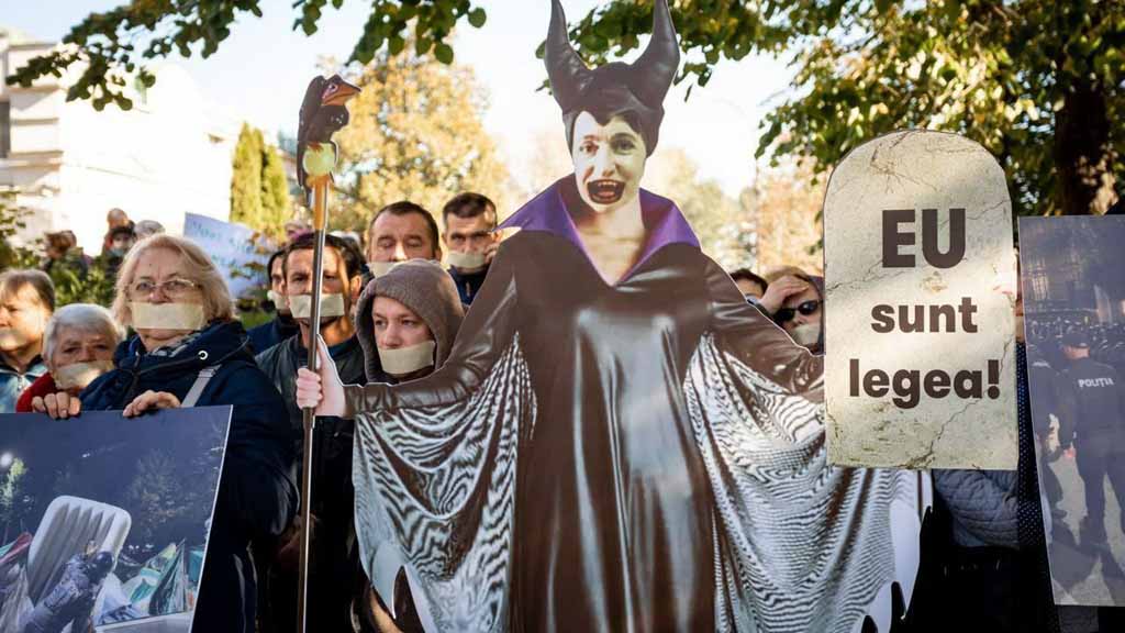 Сегодня активисты оппозиционной партии «Шор» организовали флешмоб у посольства США в Молдавии. Участники протестов потребовали от диппредставительства Вашингтона отреагировать на террор, чинимый действующей властью во главе с президентом Майей Санду в отношении неугодных политиков.