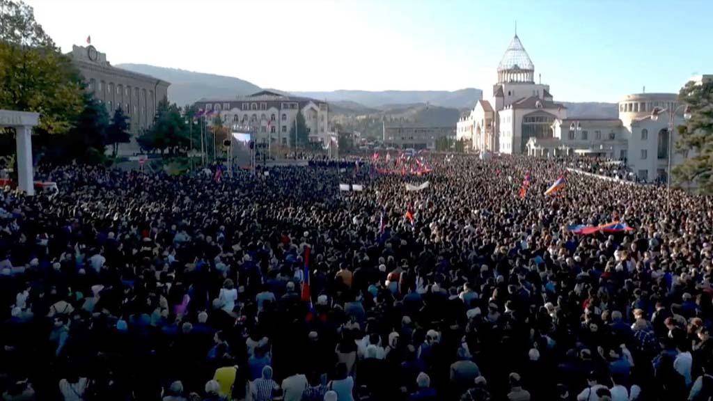 30 октября в Степанакерте состоялся массовый всенародный митинг за сохранение суверенитета Республики Арцах и отказ от вхождения в состав Азербайджана. Мероприятие, собравшее около ста тысяч участников, прошло одновременно с внеочередным заседанием Национального собрания республики.