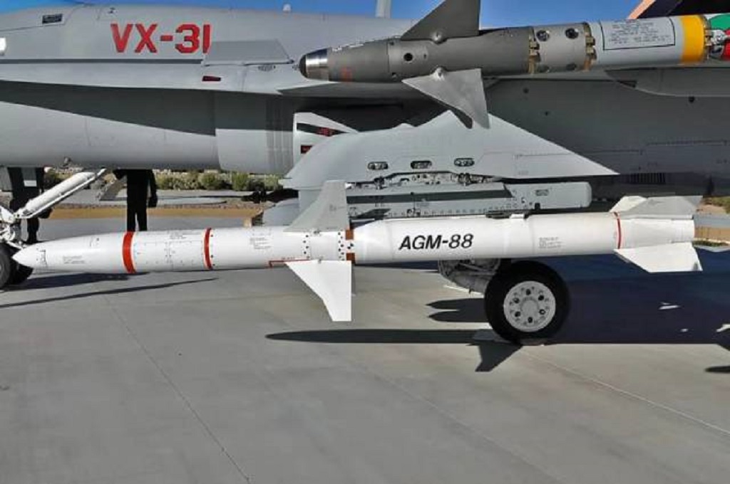 Жители ДНР нашли под Донецком нашли деталь списанной американской ракеты AGM-88 HARM