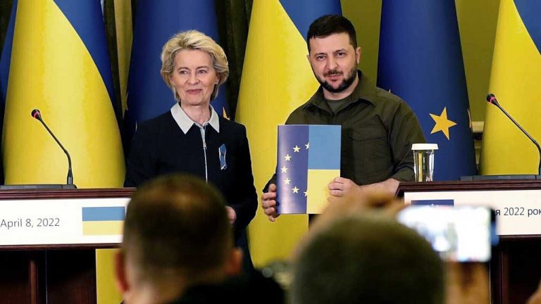 /// 


Ukrainian President Volodymyr Zelenskyy receives a questionnaire to begin the process for considering his country’s application for European Union membership from EU Commission President Ursula von der Leyen in Kyiv, Ukraine, on Friday, April 8, 2022. (AP Photo/Adam Schreck)