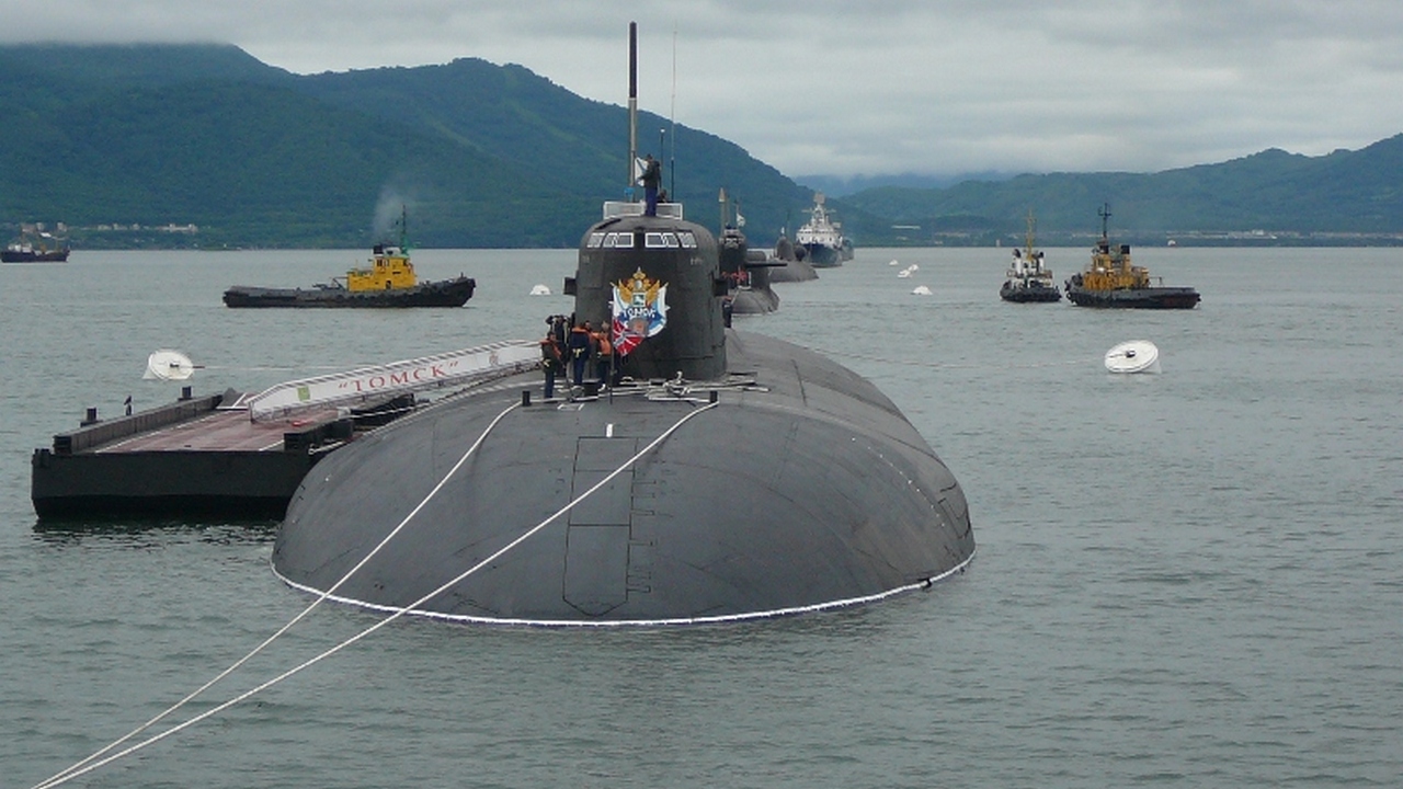 Подводный флот тихоокеанского флота. Атомная подводная лодка к-150 «Томск». Подводная лодка к 150 Томск. Подводные лодки проекта 949а «Антей». 949а подводная лодка Вилючинск.