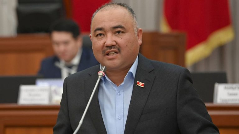Спикер парламента Киргизии запретил выступление на русском языке
