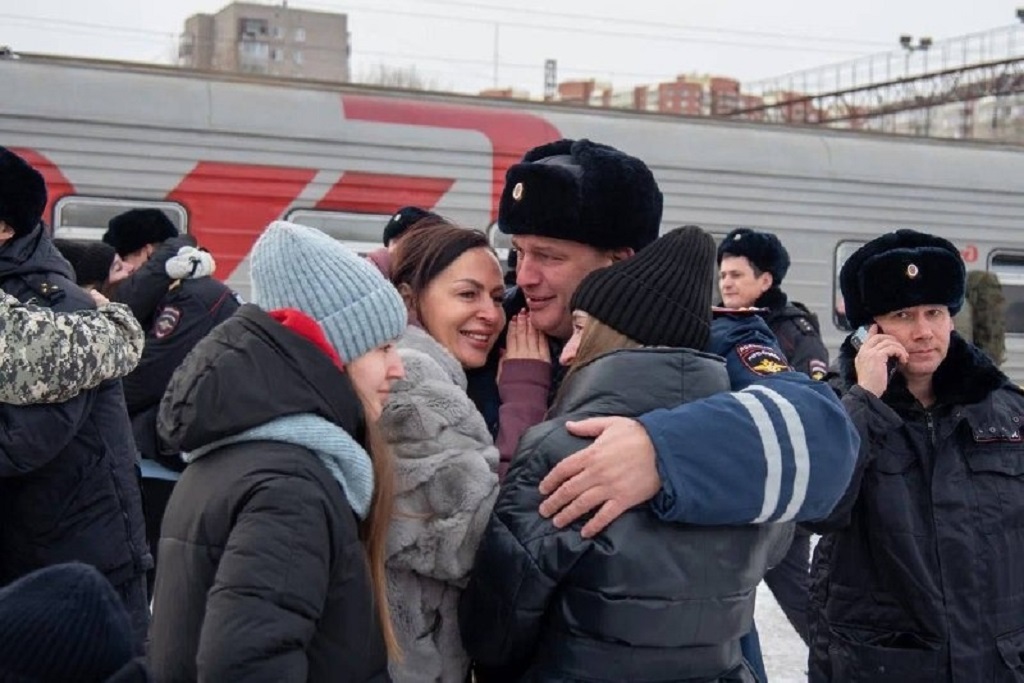 Сводный отряд полиции Красноярска на Рождественский сочельник вернулся из командировки на территорию СВО