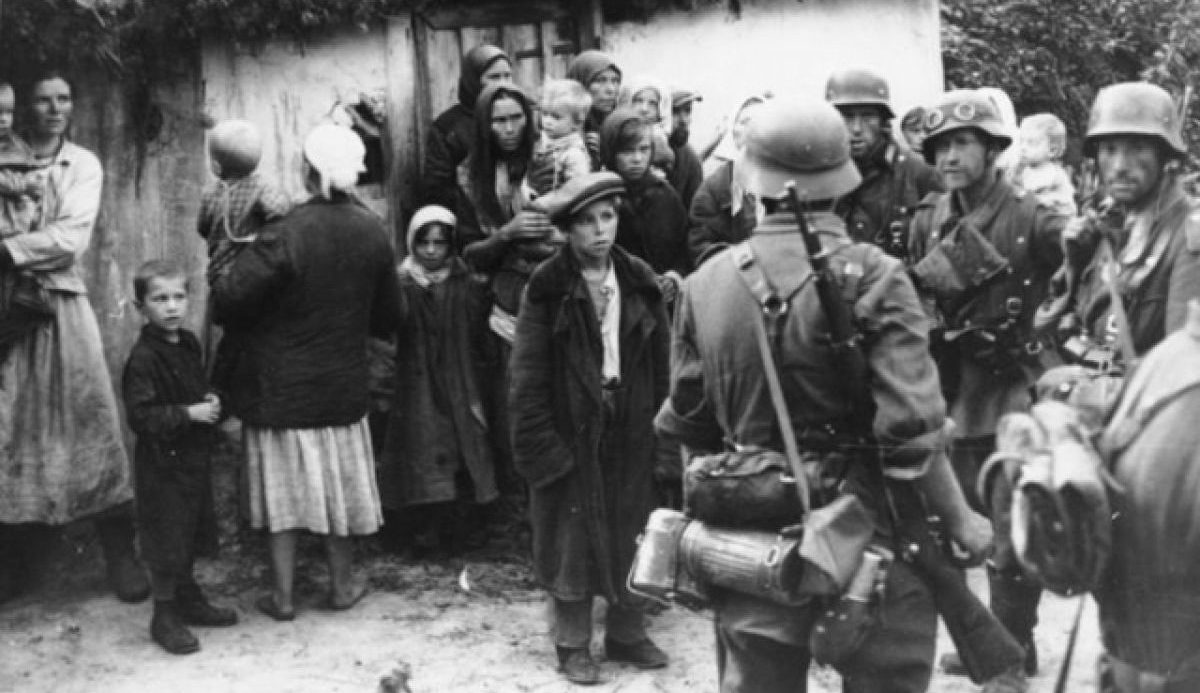 немецкие фашисты в оккупированной деревне