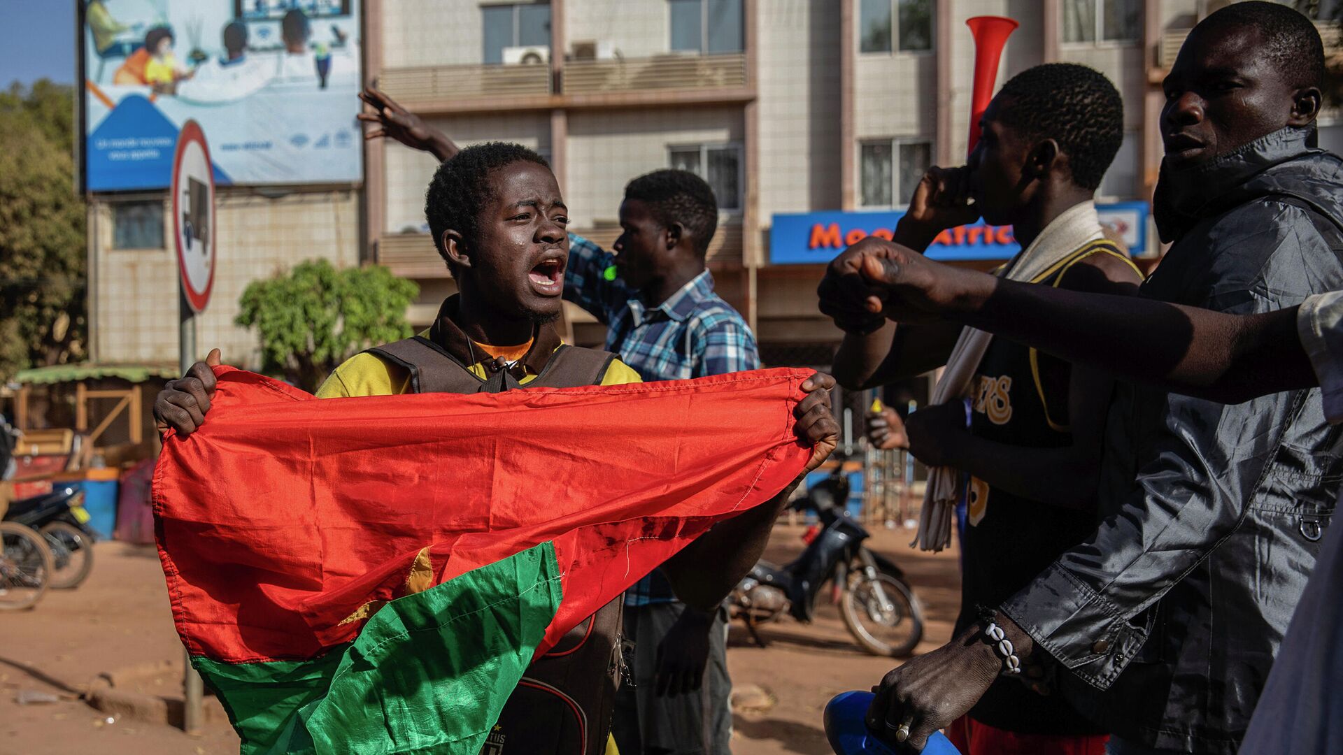 митинг в Буркина-Фасо в поддержку военных