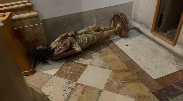 американский религиозный еврей-вандал испортил статую Христа в Иерусалиме
