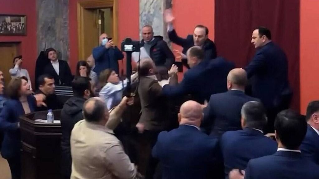 драка депутатов Грузии из-за закона об иноагентах