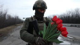 Сотрудники силового ведомства поздравили женщин в ЛНР с 8 Марта и подарили им цветы