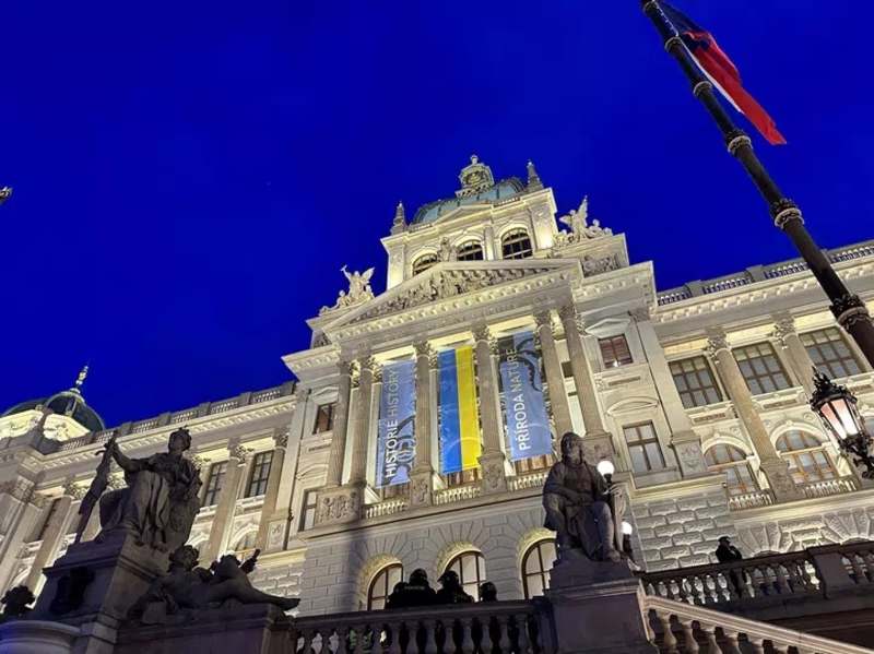 флаг Украины на Национальном музее в Праге