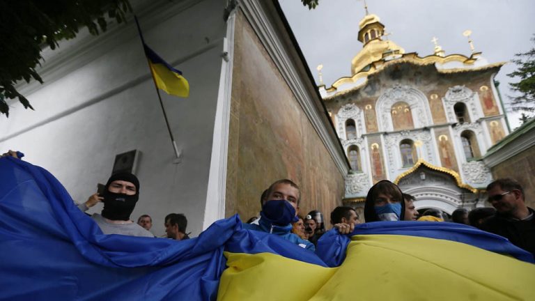 Власти Украины заставляют монахов УПЦ перейти раскольникам ПЦУ