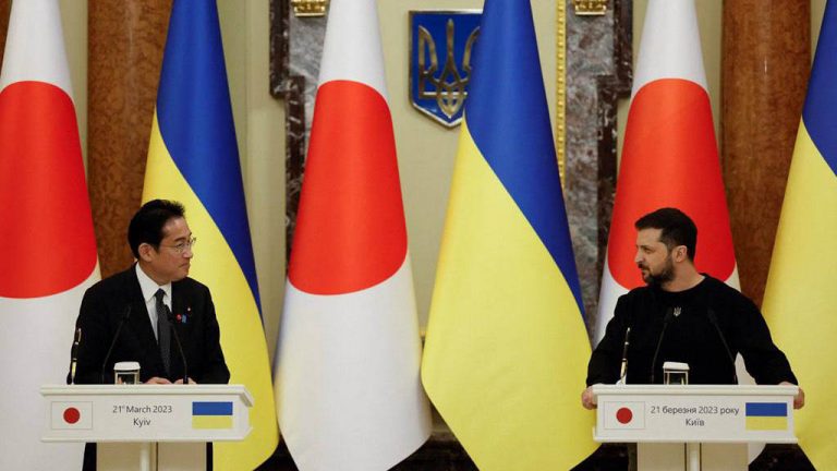 Премьер Японии побывал в Киеве