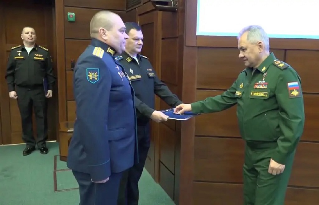 Глава МО РФ Шойгу наградил перехвативших беспилотник США лётчиков Су-27