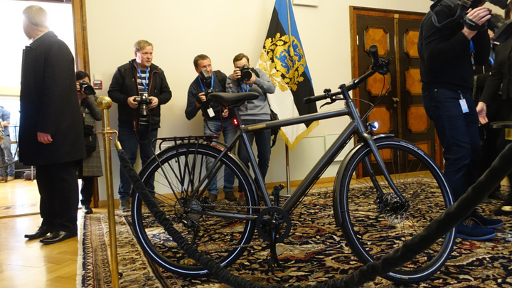 Эстония подарила Зеленскому велосипед