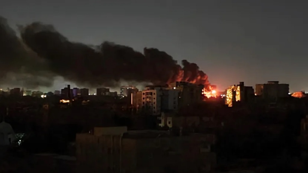 Пожар после авиаудара в Хартуме апрель 2023