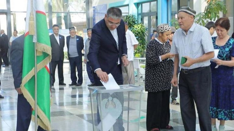 В Узбекистане проголосовали за новую конституцию республики