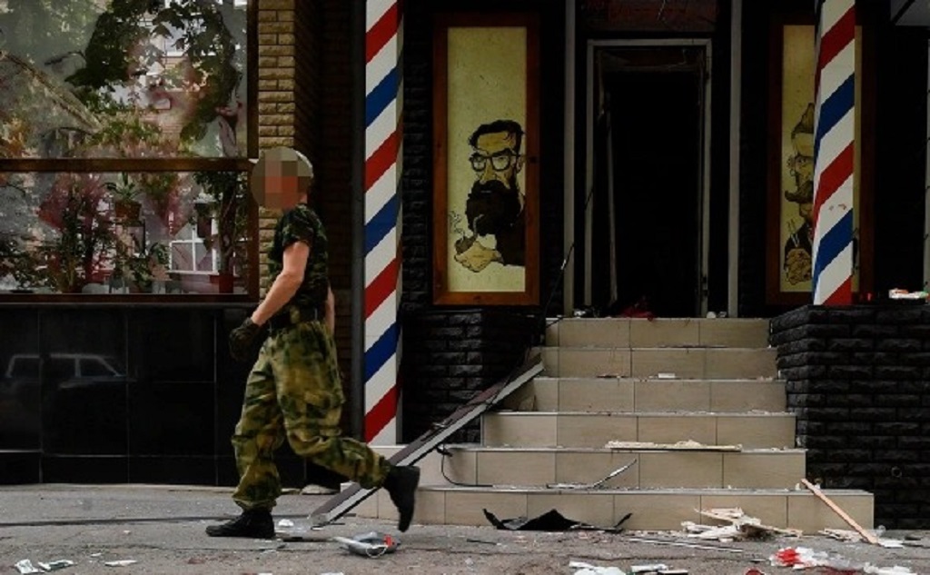 При взрыве в барбершопе Луганска ранен врио главы МВД ЛНР Корнет