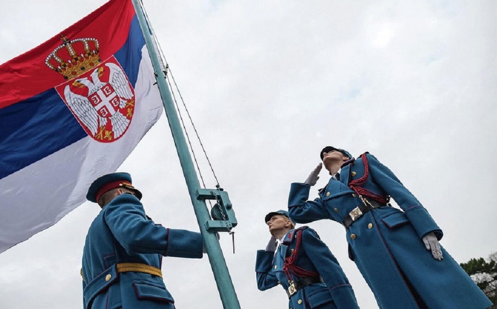 Глава Минобороны Сербии подтвердил срочную переброску армии к границам с Косово