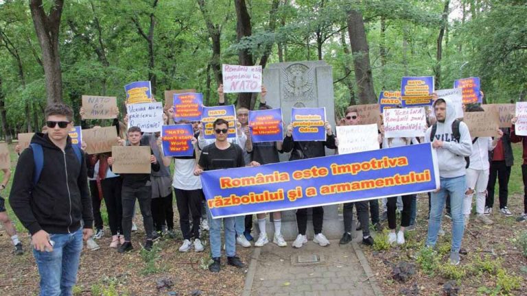 В Бухаресте прошел антивоенный митинг против экспансионистской деятельности НАТО