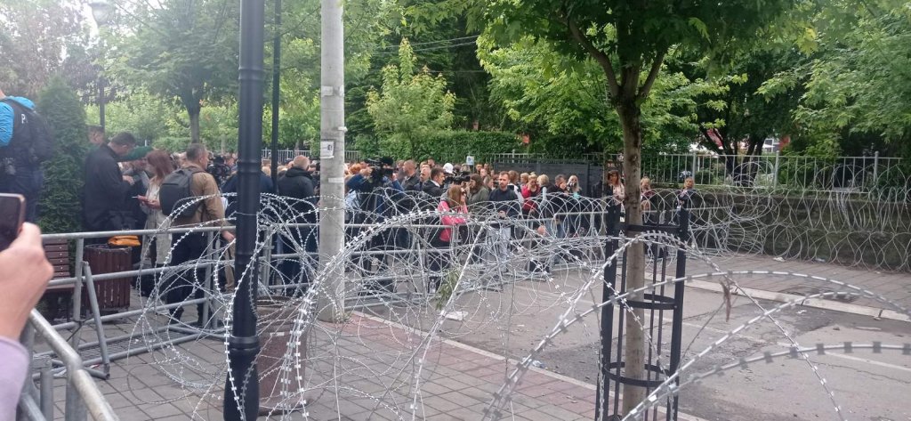 протест сербов и KFOR в Звечане