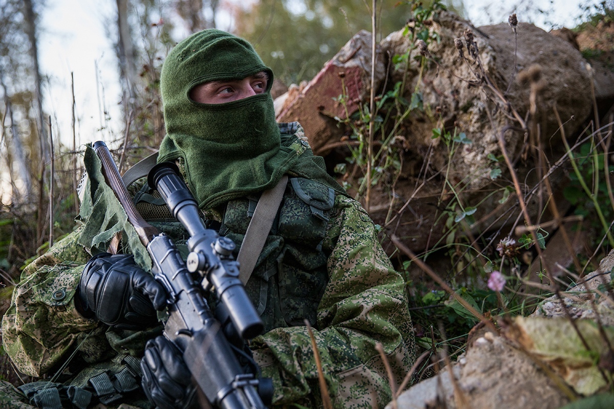 Угрюмый из спецназа. ВСУ разведка снайпер России. Военный снайпер. Спецназ России снайпер.