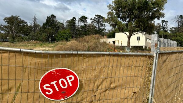 забор недостроенного посольства в Австралии, столица Канберре
