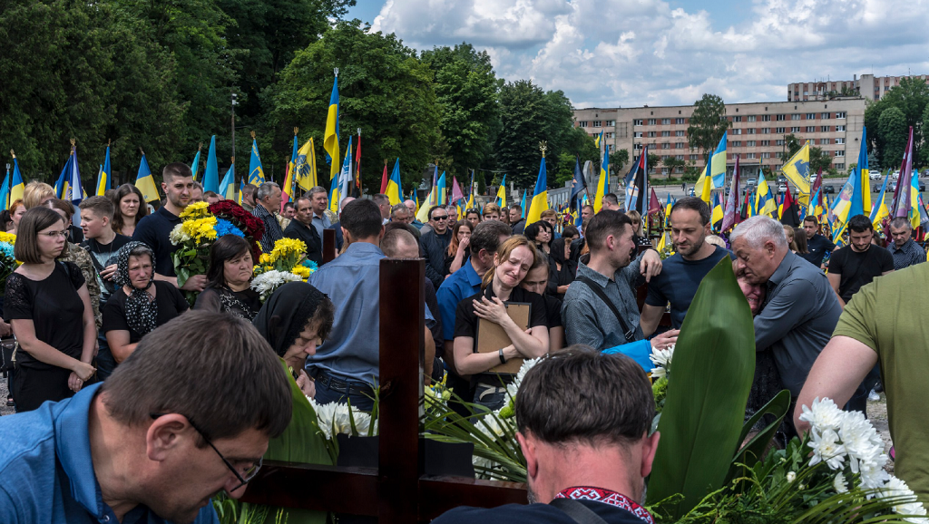 The New York Times: на военном кладбище Львова старые могилы «освобождают» под новых боевиков ВСУ