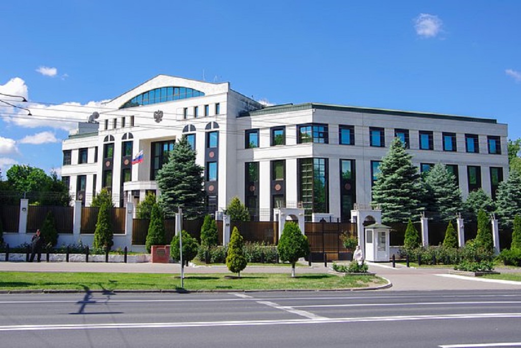 Российское посольство в Кишиневе протаранил неизвестный на Mercedes