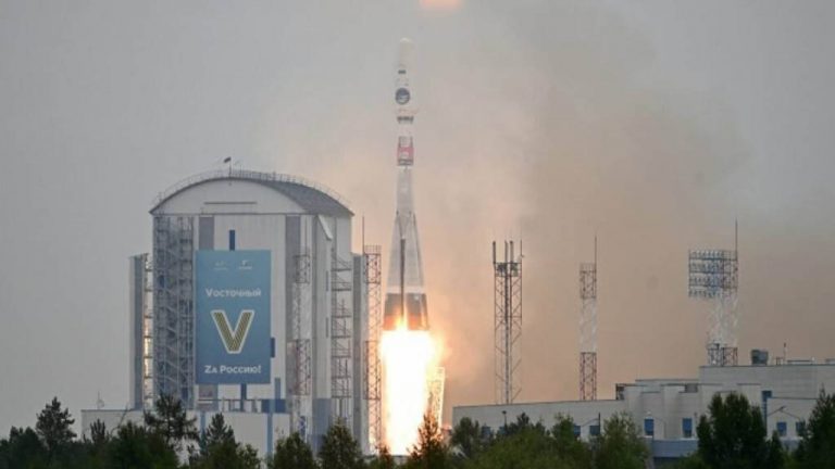Западные СМИ ищут политику в российском запуске лунной станции