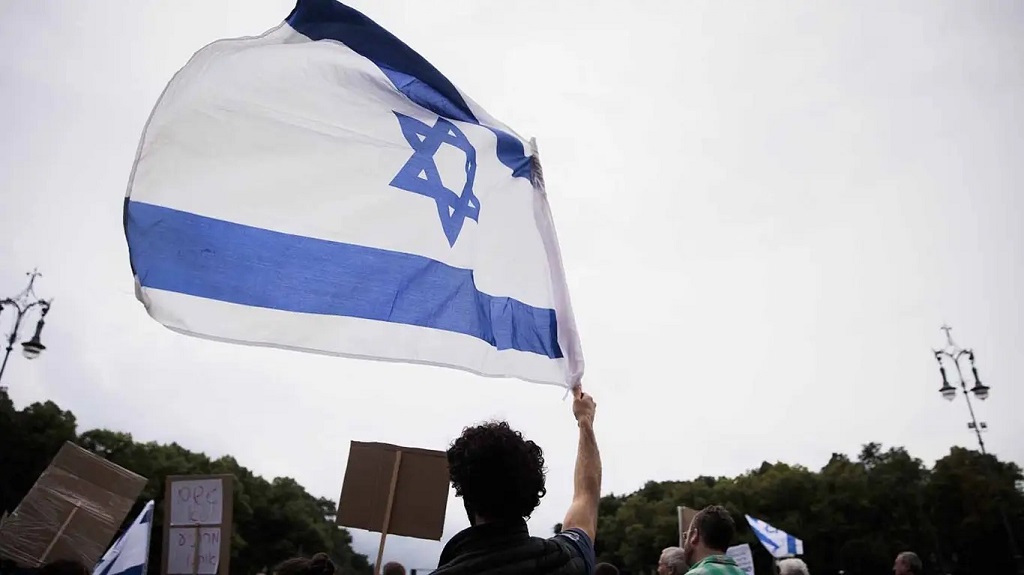 Израиль пригрозил запретить поставки оружия Украине за нападки