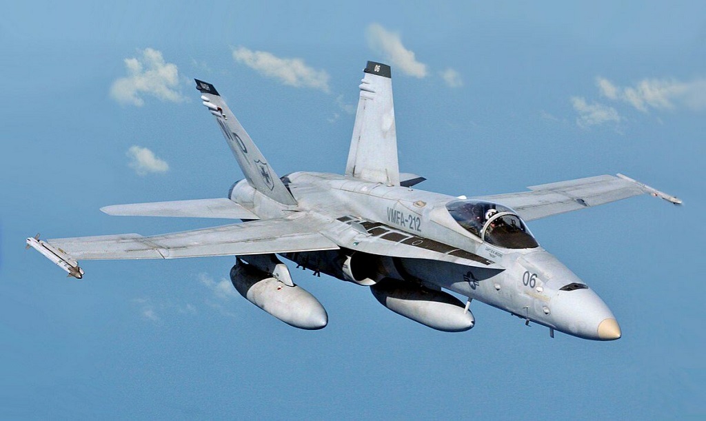 Рядом с авиабазой морпехов ВМС США в Калифорнии рухнул истребитель F-18