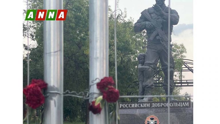 Цветы у памятника российским добровольцам в Луганске