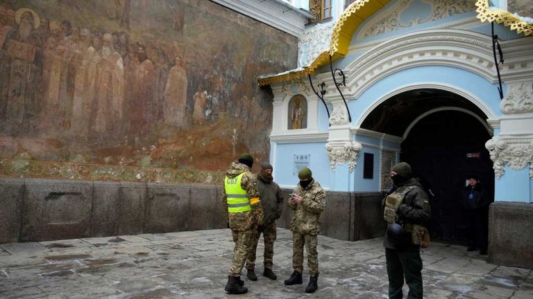 В РПЦ заявили протест против изгнания студентов  духовной академии из Киево-Печерской лавры