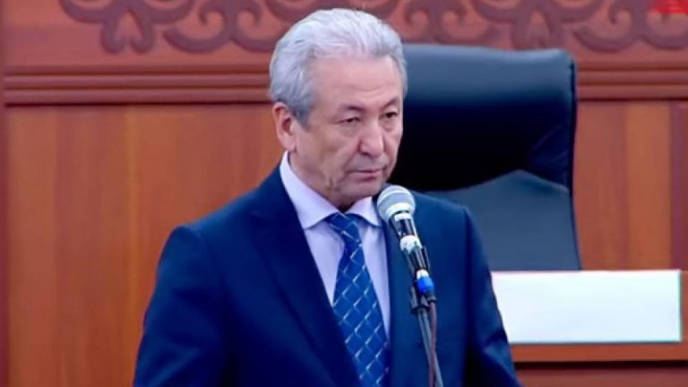 Спецназ МВД Киргизии доставил на допрос лидера оппозиционной партии