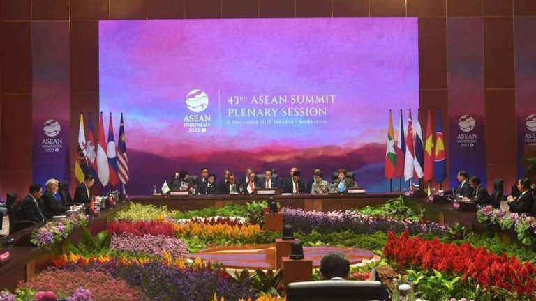 Восточноазиатский саммит завершился в Индонезии
