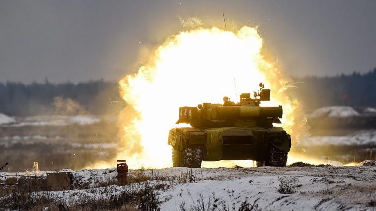 Российский танк дал бой колонне бронетехники ВСУ