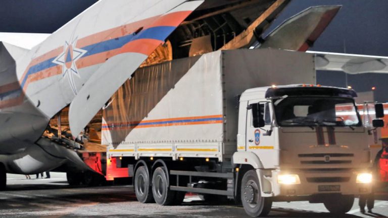 Самолет МЧС России доставил гумпомощь в пострадавшую от наводнения Ливию