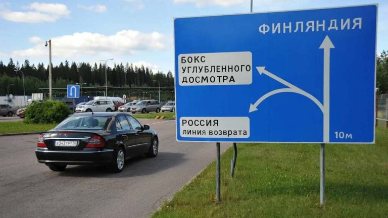 Финляндия разворачивает российские автомобили на границе