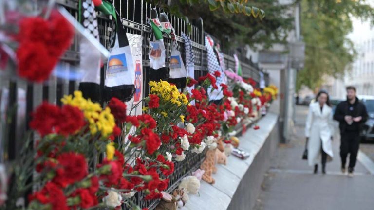 Москвичи принесли цветы к посольству Палестины после атаки на больницу в Газе