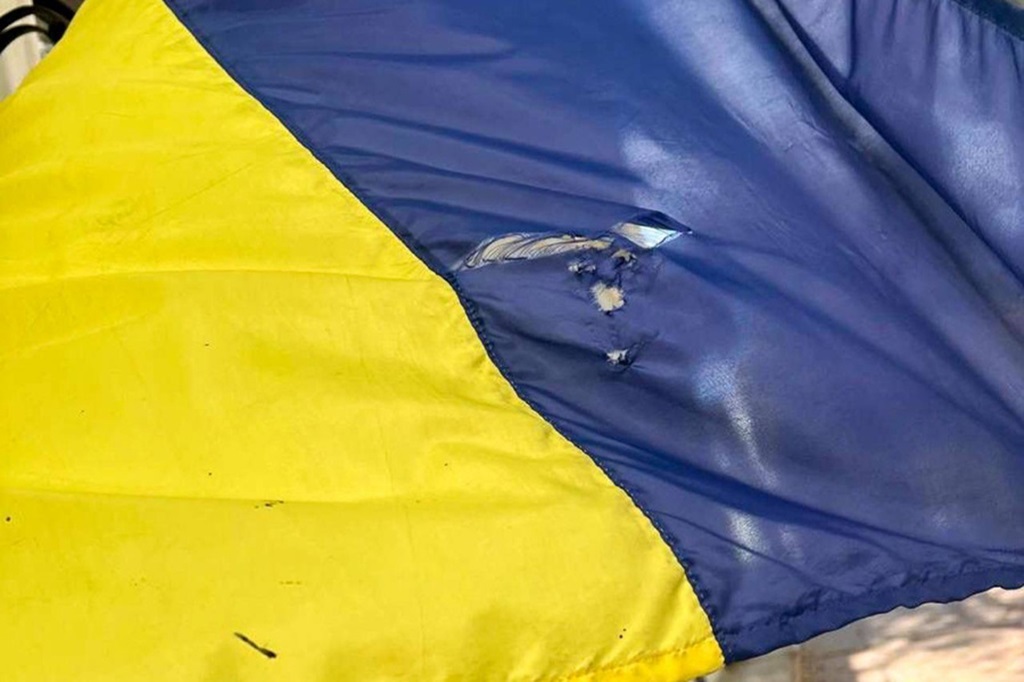 Одессит прилюдно порвал жёлто-синий флаг Украины