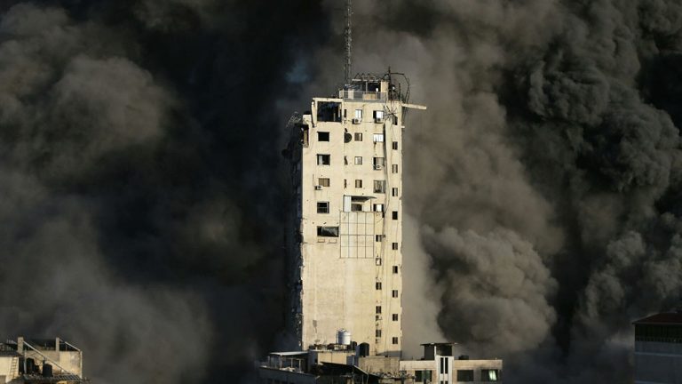 Сотни жилых домов и гражданских зданий в секторе Газа полностью разрушены и тысячи пострадали в результате ночных авиаударов израильской авиации