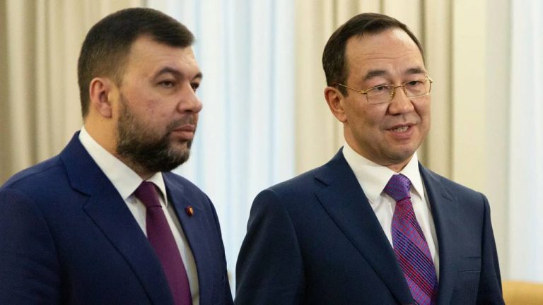 Глава Якутии удостоен наград ДНР