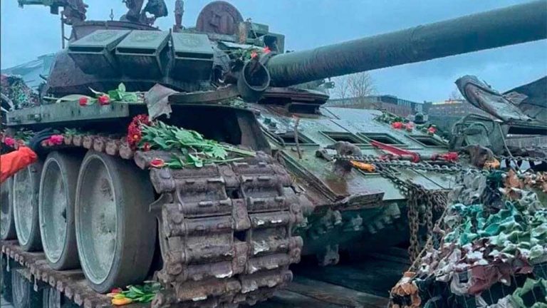 В Хельсинки несут цветы к российскому танку