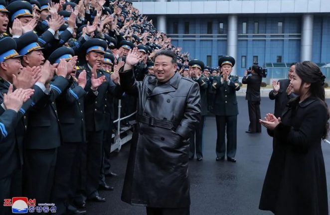 Ким Чен Ын посетил аэрокосмическое управление КНДР