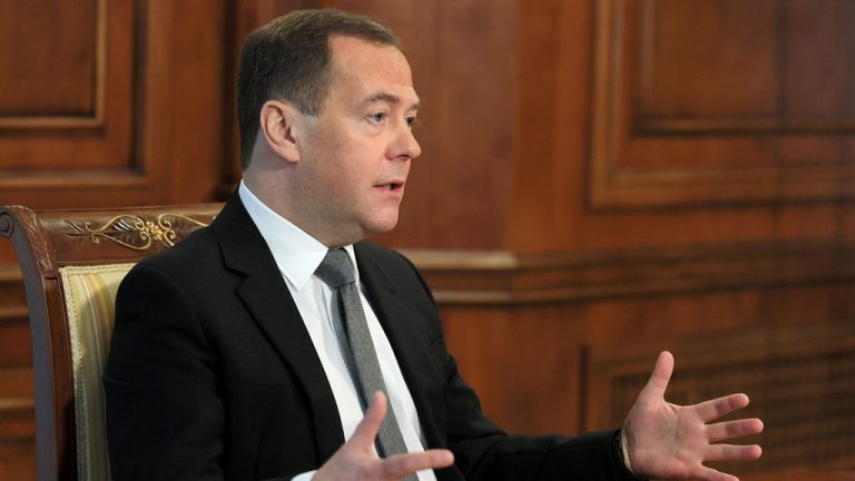 Медведев прокомментировал отказ Конгресса США выделять деньги для Украины