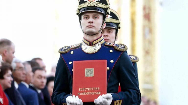 Сегодня в России – День Конституции