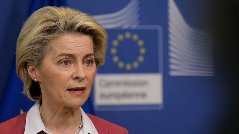 Главу Еврокомиссии обвинили в поддержке геноцида