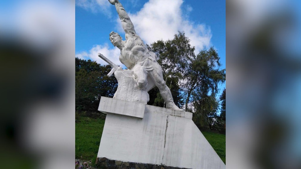 Жители села на Закарпатье отказались сносить советский памятник