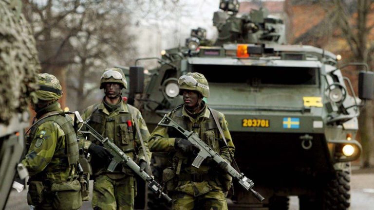 Командование армии Швеции призвало граждан готовиться к войне