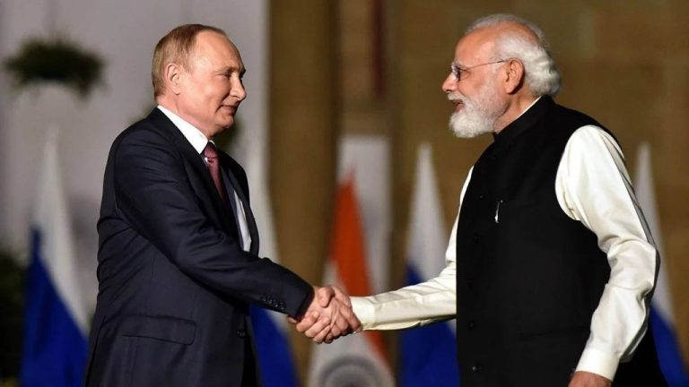 Путин поговорил по телефону с индийским премьер-министром